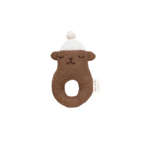 Main Sauvage - Rattle teddy, brown with white beanie