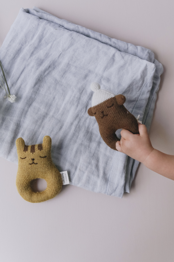 Main Sauvage - Rattle teddy, brown with white beanie - Image 2