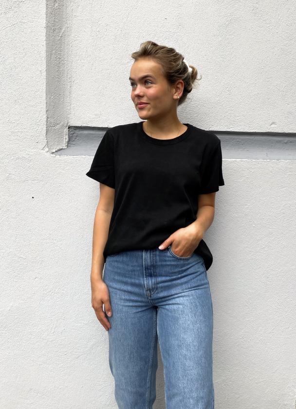Shani O-Neck T-Shirt - Black - Image 1