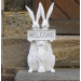 Harefamilie med skilt "welcome"