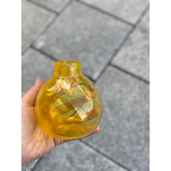Liten glassblåst blomstervase - gul - 12cm høy av Sigrid Rostad