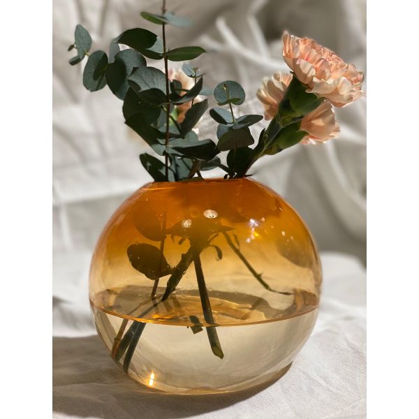 Glassblåst blomstervase, orange rund - blåst av Sigrid Rostad
