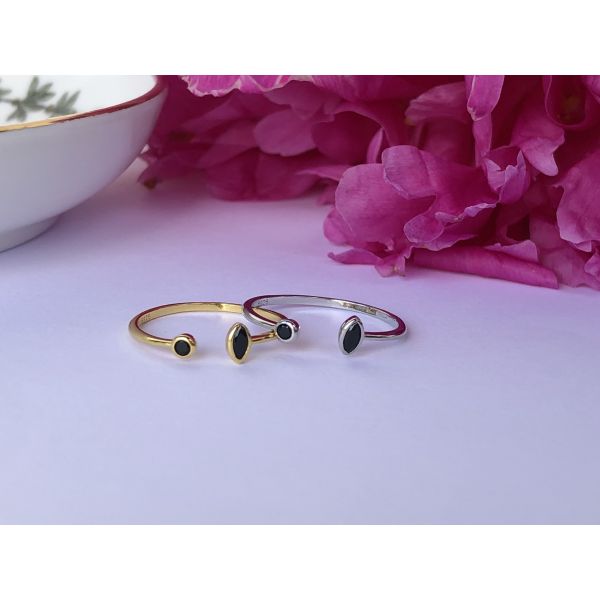 Nydelig ring med sorte steiner