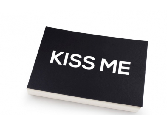 "KISS ME" kort 10x15cm