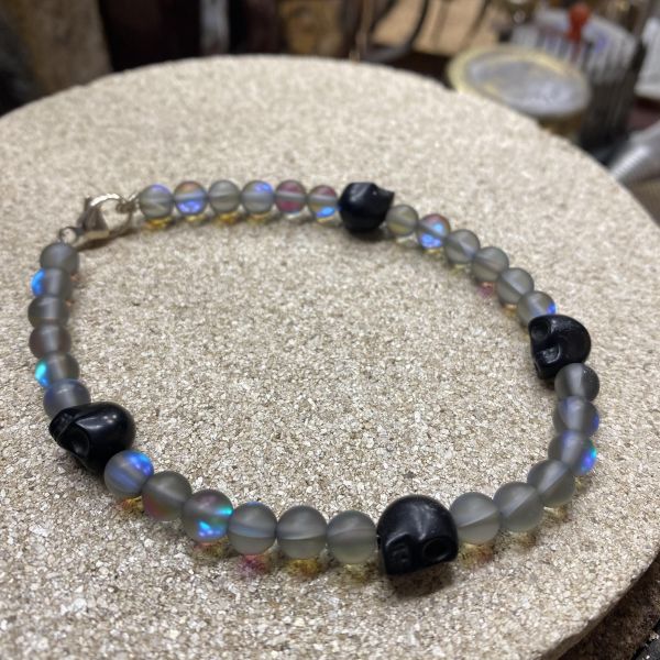 Armb&aring;nd m. m&aring;ne/svart perler