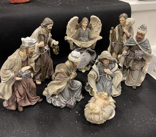 Julekrybbe i duse farger/ 8 figurer 13cm