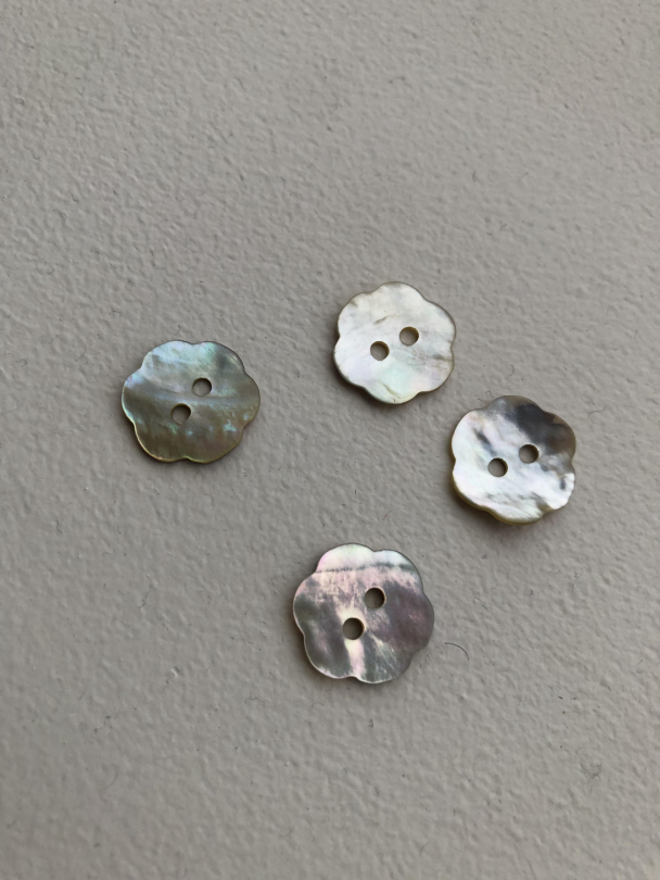 Knapp - Hvit perlemor - 15mm Blomst