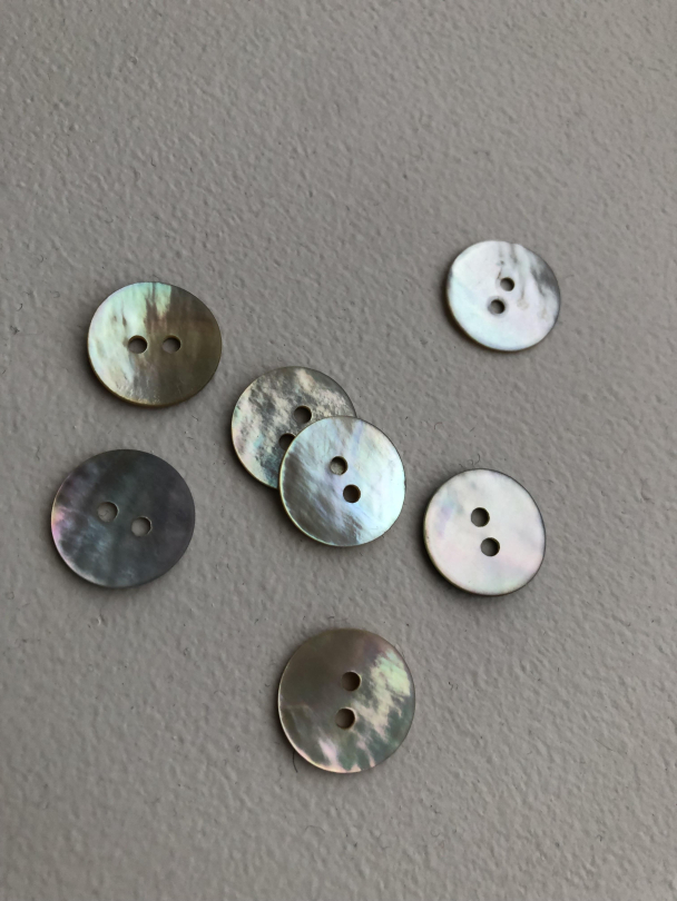 Knapp - Hvit perlemor LYS - 11mm