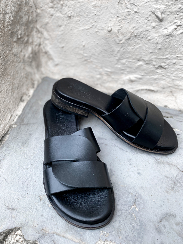 Riley - Black  - Image 1