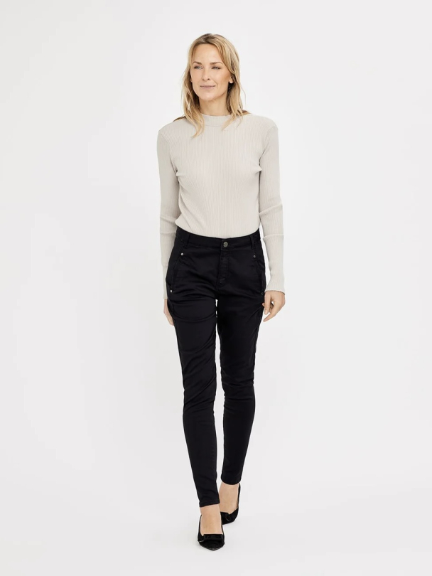 Jolie - Image 1