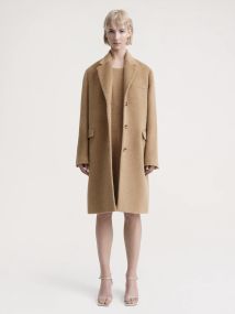 TOTEME_PF23_OUTERWEAR_233-1046-262_MID_LENGTH_WOOL-TEDDY_COAT_CAMEL_BROWN_005_1296x.jpg.jpeg