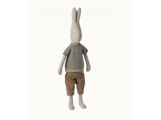 Kanin i strikket genser og koselige bukser fra Maileg