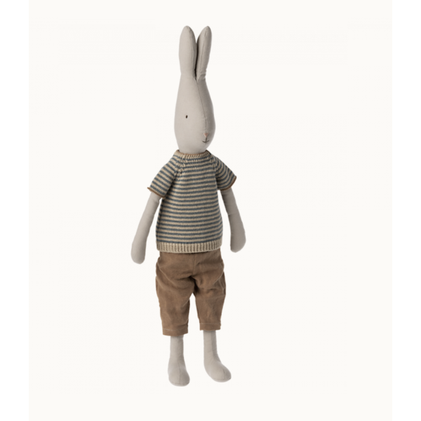 Kanin i strikket genser og koselige bukser fra Maileg