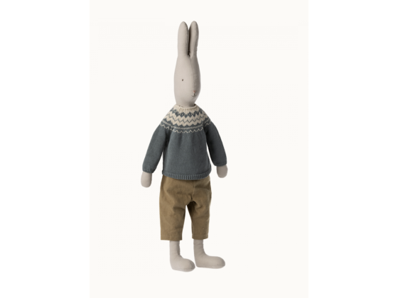 Kanin i strikket genser og myke bukser