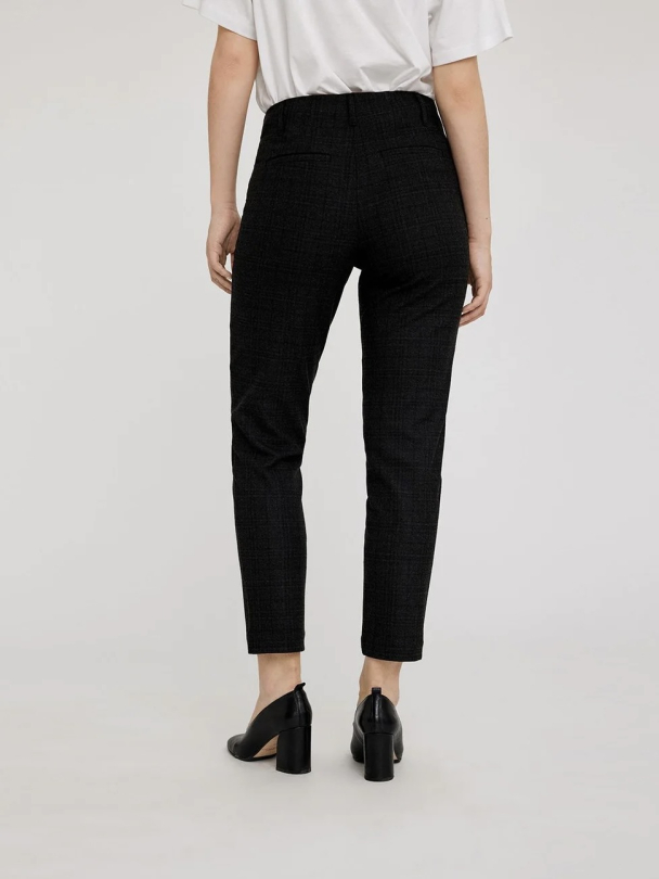 Julia Black check - Image 4