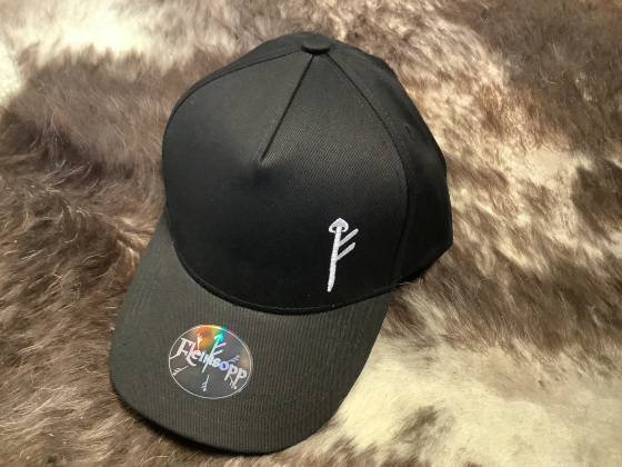 Fleinsopp caps   hvit logo