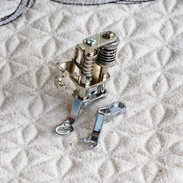 Frih&aring;ndsquiltefot 2-i-1 (&aring;pen og lukket) inkl. Stingplate (G5) SKU: 767433004 279,22