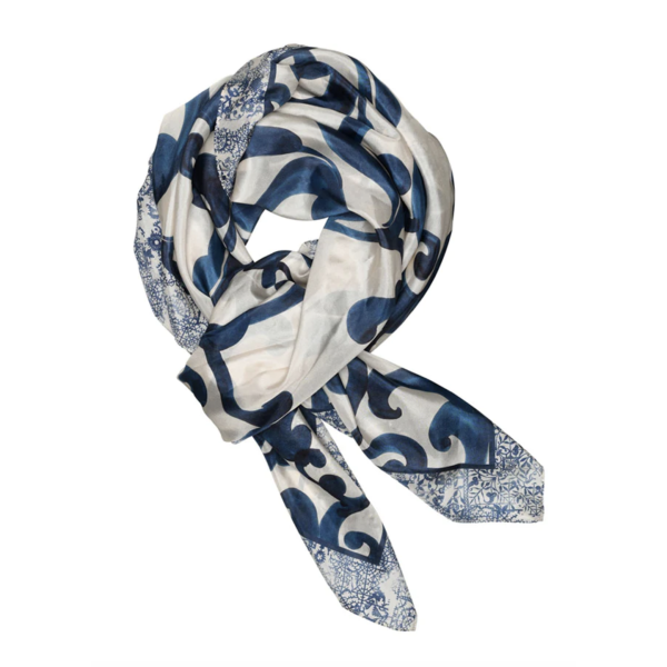 Inette Big Printed Paisley Blue Silk Scarf  | Inette Big Printed Paisley Blue Silk Scarf fra GUSTAV