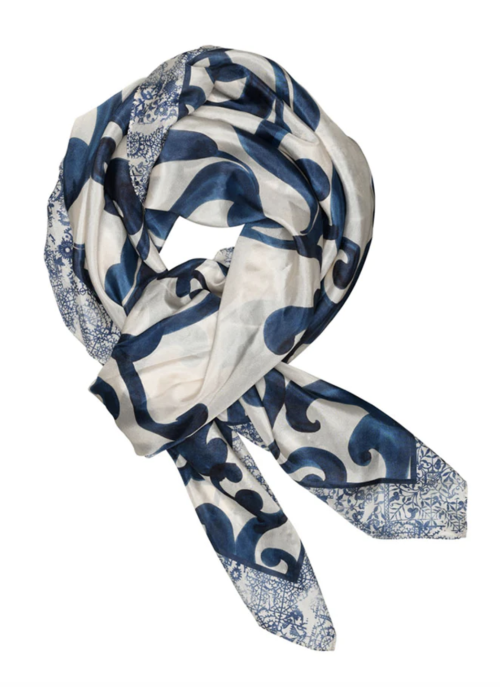 Inette Big Printed Paisley Blue Silk Scarf  | Inette Big Printed Paisley Blue Silk Scarf fra GUSTAV