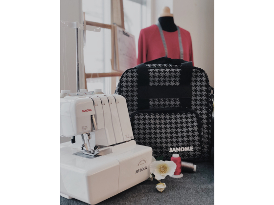 Janome Overlockveske m. skulderrem svart/hvit SKU: 785826004