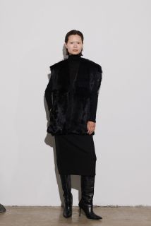 Ustetind_vest_-_Goat_shearling-Vest-E1950-Black_1071x1606.jpeg