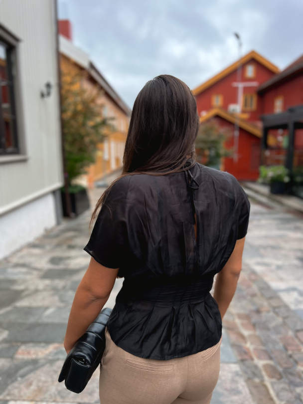 Iris O-Neck Top - Black - Image 4