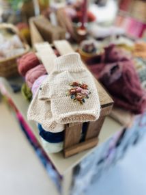 Pulsvanter med broderte jernbaneroser