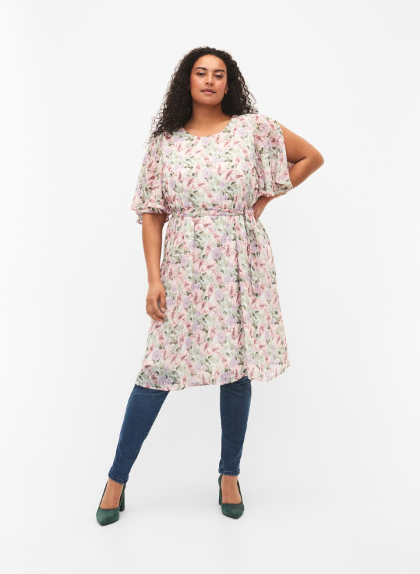 Zizzi mShe blomstrete kjole med knyting - Image 2