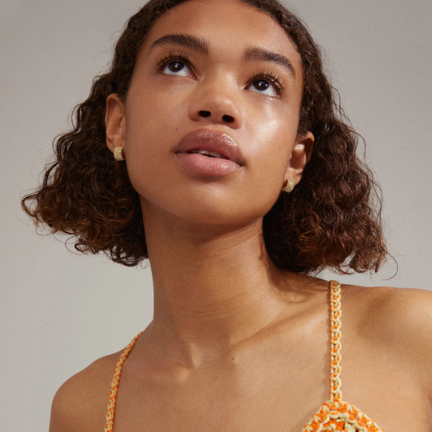 Pilgrim Be huggie crystal gullbelagte øredobber - Image 2