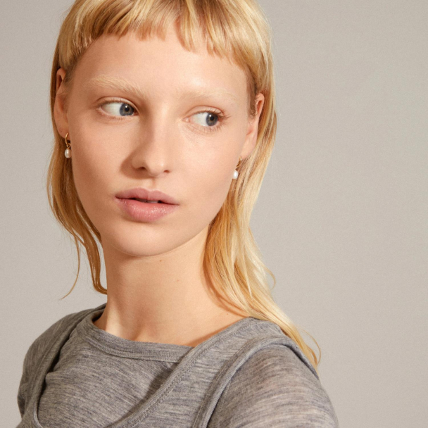 Pilgrim Berthe gullbelagte øreringer med perleanheng - Image 2