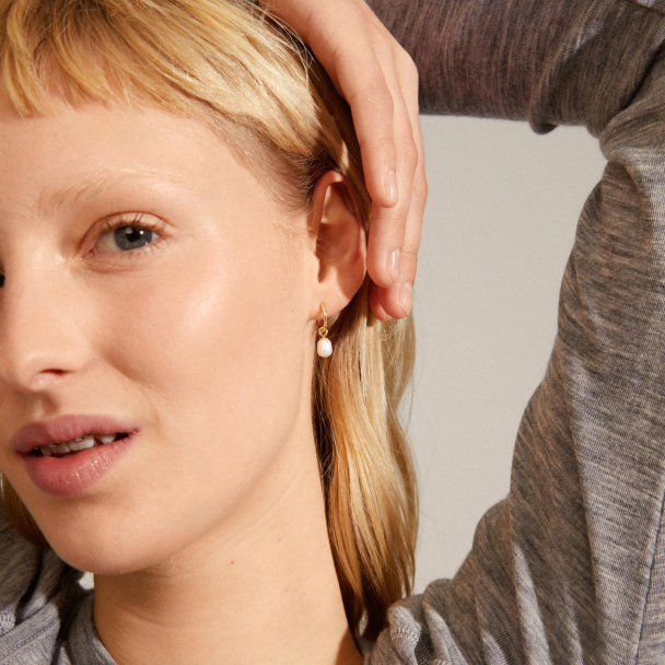 Pilgrim Berthe gullbelagte øreringer med perleanheng - Image 3