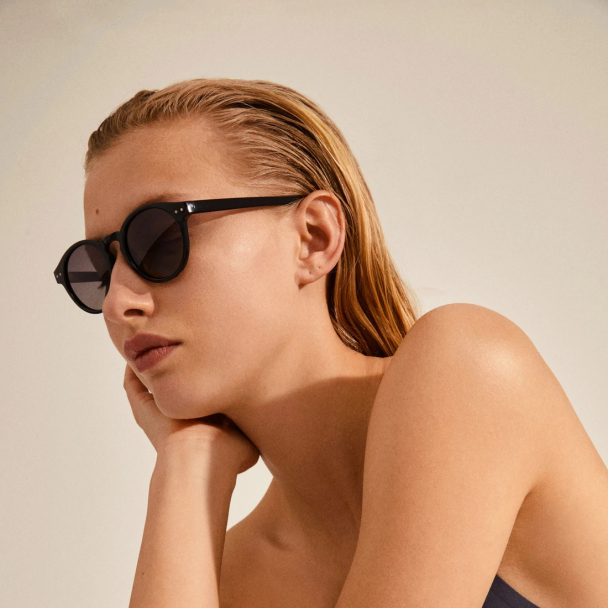 Pilgrim Kyrie klassisk runde solbriller, sort - Image 4