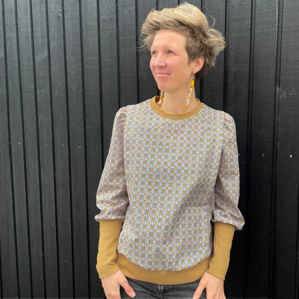 B1259 Bluse med skulderlæg og ribkanter - Image 3