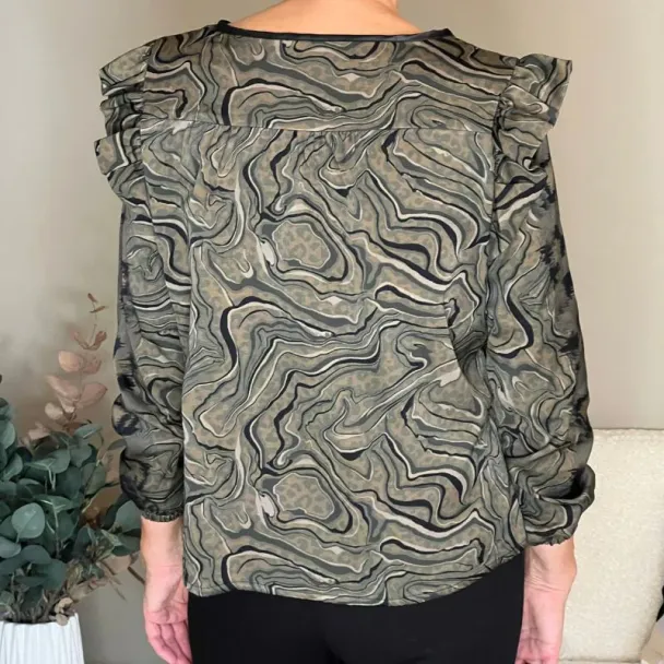 B1272 Skjortebluse med bærestykke og rynk - Image 2