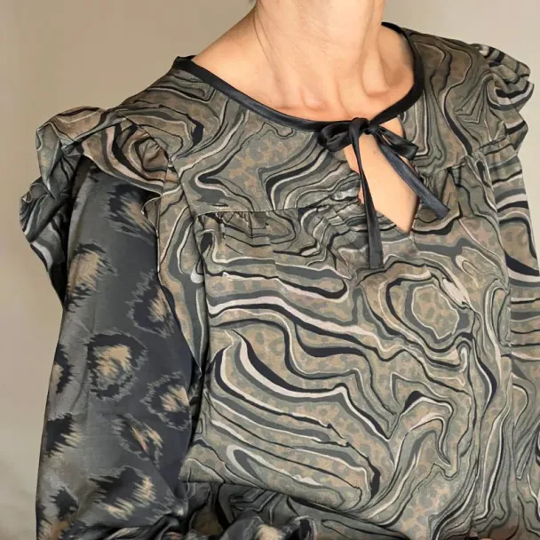 B1272 Skjortebluse med bærestykke og rynk - Image 3