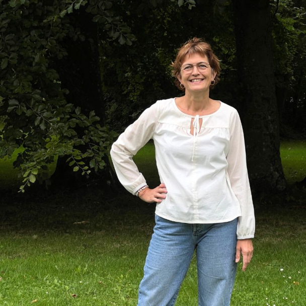 B1272 Skjortebluse med bærestykke og rynk - Image 4