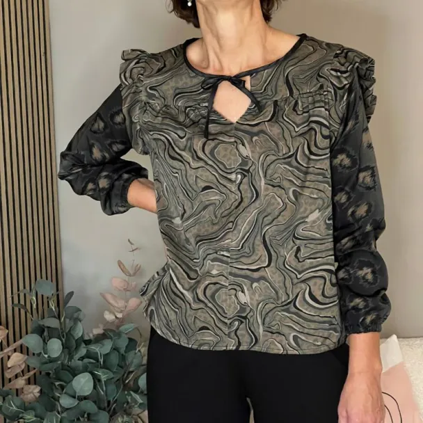 B1272 Skjortebluse med bærestykke og rynk - Image 5