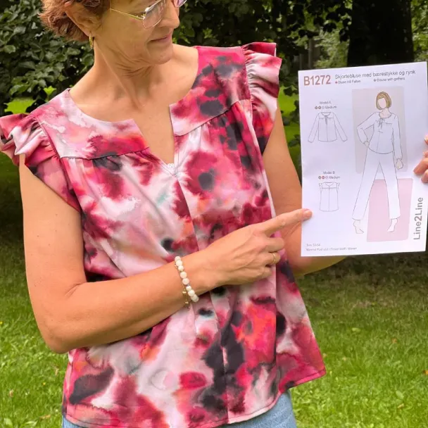 B1272 Skjortebluse med bærestykke og rynk - Image 6