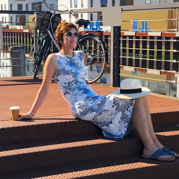 K266 Taljeskåret kjole med bådhals- stræk - Image 3