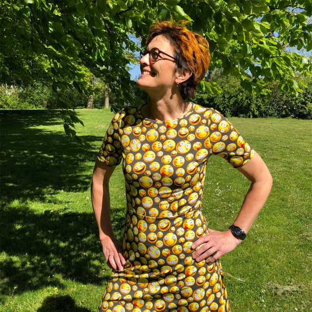 K266 Taljeskåret kjole med bådhals- stræk - Image 4