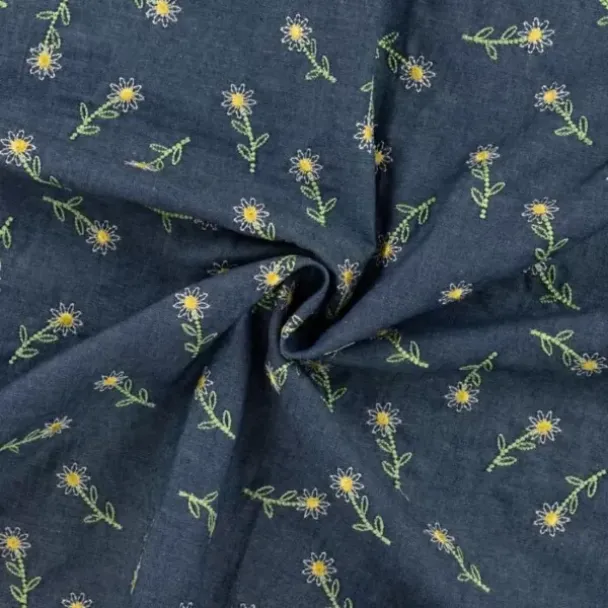 Chambray med broderede blomster