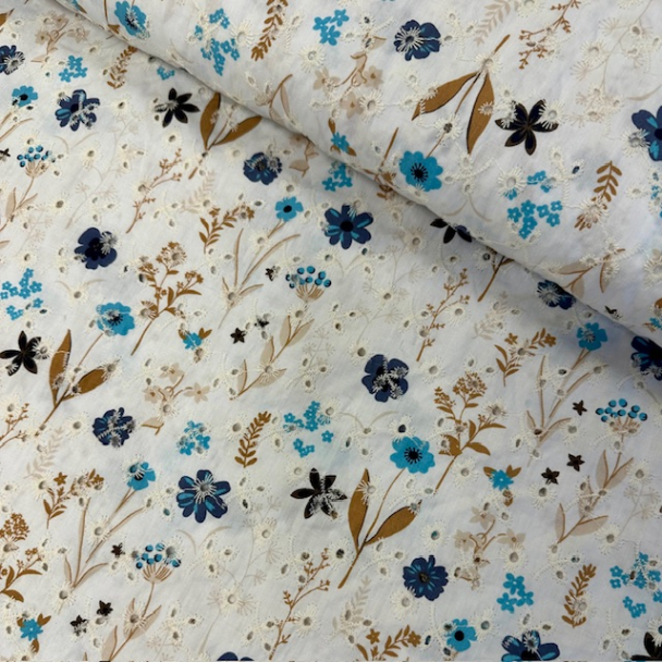 Hullbrodert bomull med blomster - Image 1