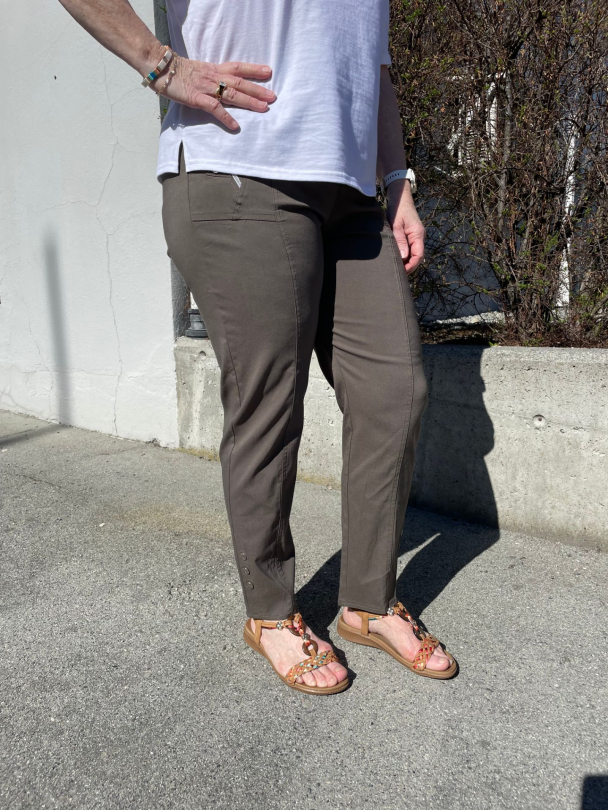 Cherry Berry Bukse-Taupe - Image 3