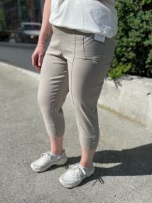 Cherry Berry Capri-Sand