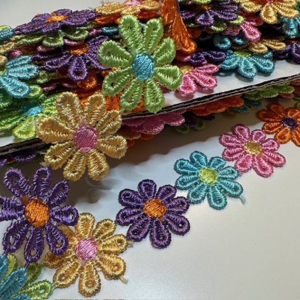 Figur skåret bånd m/blomster - Image 1