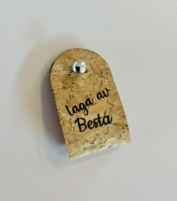 Merkelapp i kork, Besta