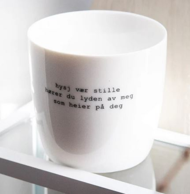 Krus Hvit "HYSJ VÆR STILLE" by Trygve Skaug 