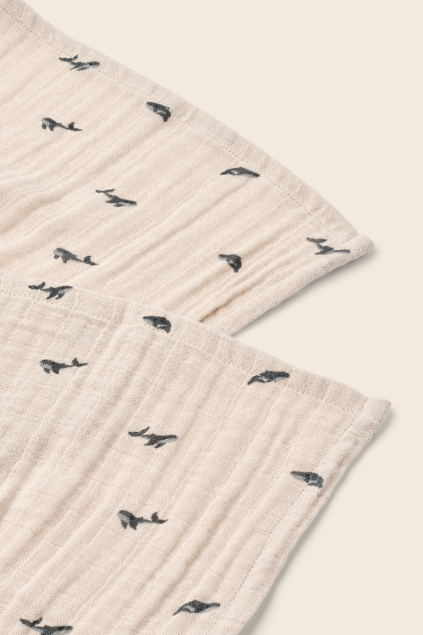 Lewis Muslin Klut 2-pk - Mini Whale/Sandy - Image 2