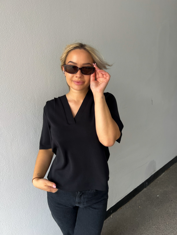 Tenny V-Neck - Black - Image 1