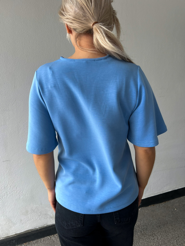 Tenny V-Neck -Cornflower Blue - Image 2